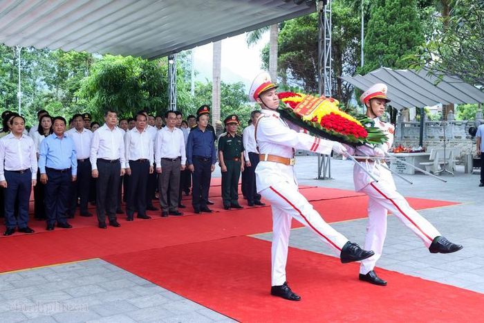 Thủ tướng Chính phủ Lê Minh Hưng cùng đoàn công tác dâng hoa tưởng nhớ, tri ân các Anh hùng liệt sĩ tại Nghĩa trang liệt sĩ quốc gia Vị Xuyên - Ảnh: VGP/Nhật Bắc