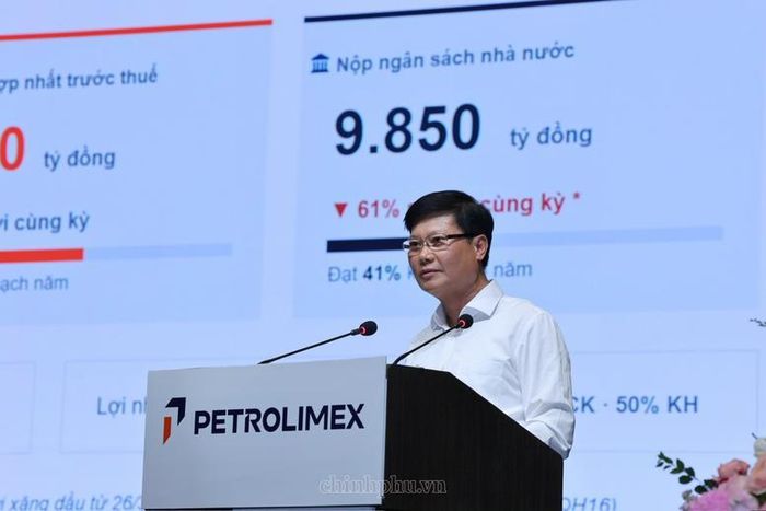 Tổng Giám đốc Petrolimex Lưu Văn Tuyển báo cáo tại Hội nghị - Ảnh: VGP/Phương Nguyên