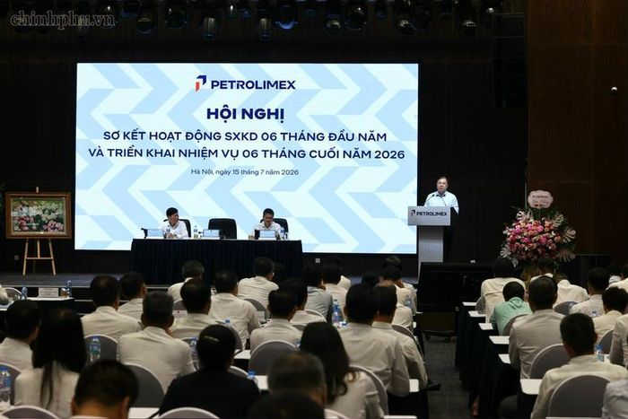 Phó Thủ tướng Thường trực yêu cầu Petrolimex tiếp tục phát huy những kết quả đạt được, tập trung tháo gỡ các nút thắt trong quản trị, điều hành, nâng cao hiệu quả hoạt động với tinh thần chủ động, đổi mới, dám nghĩ, dám làm, dám chịu trách nhiệm - Ảnh: VGP/Phương Nguyên