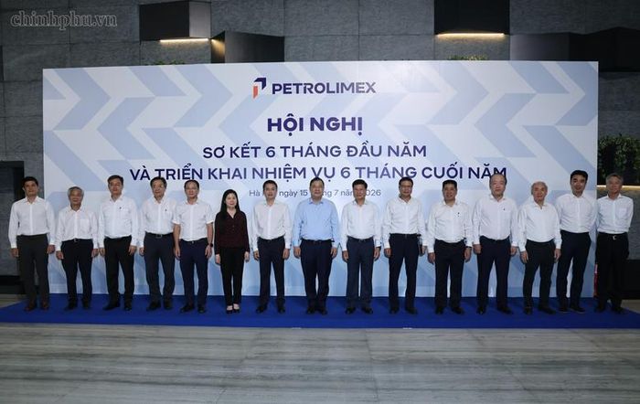 Phó Thủ tướng Thường trực Phạm gia Túc, lãnh đạo một số bộ ngành và lãnh đạo của Petrolimex - Ảnh: VGP/Phương Nguyên
