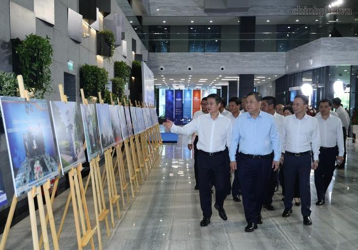 Phó Thủ tướng Thường trực Phạm Gia Túc nghe giới thiệu một số hình ảnh hoạt động tiêu biểu của Petrolimex - Ảnh: VGP/Phương Nguyên