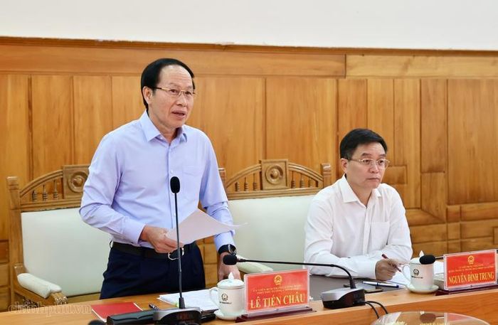 Phó Thủ tướng kết luận buổi làm việc, ghi nhận bốn điểm sáng của thành phố trong 6 tháng đầu năm, với sự nỗ lực, vào cuộc của cả hệ thống chính trị, người dân và doanh nghiệp - Ảnh: VGP/Thu Sa