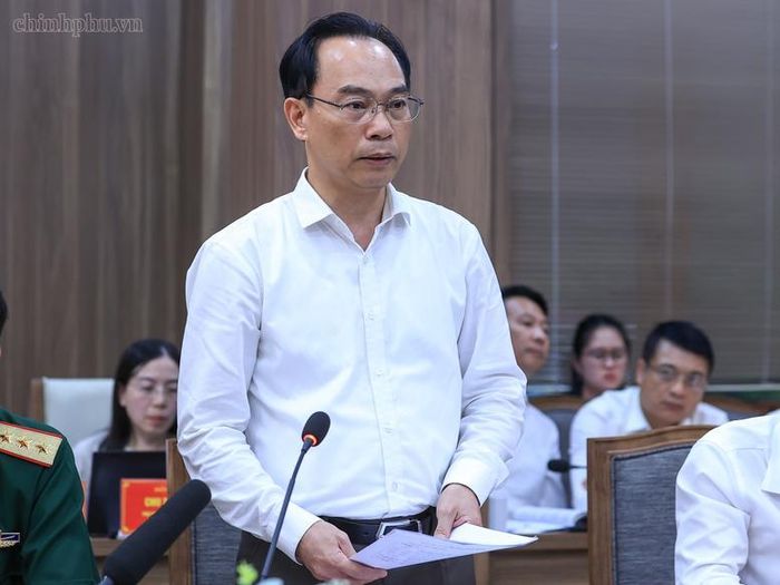 Bộ trưởng Bộ Giáo dục và Đào tạo Hoàng Minh Sơn báo cáo tại cuộc làm việc - Ảnh: VGP/Nhật Bắc
