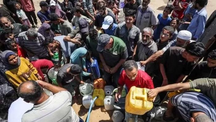 Người dân Gaza nhận nước tại một khu vực di tản. (Ảnh: Tân Hoa xã)