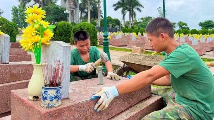 Để có một ngôi mộ hoàn nguyên như trước khi khai quật, các chiến sĩ phải thực hiện 4 khâu riêng biệt.