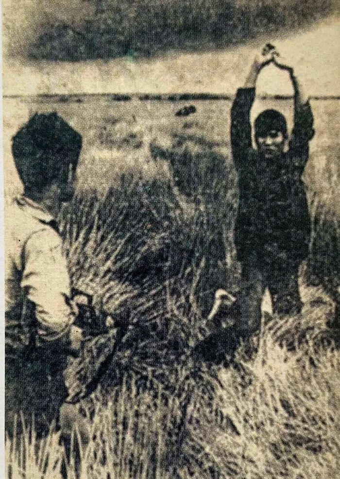 Chiến sĩ Tiểu đoàn 1 Long An bắt địch trong trận Bình Đức 1974. (Ảnh: Bộ Chỉ huy Quân sự Tây Ninh )
