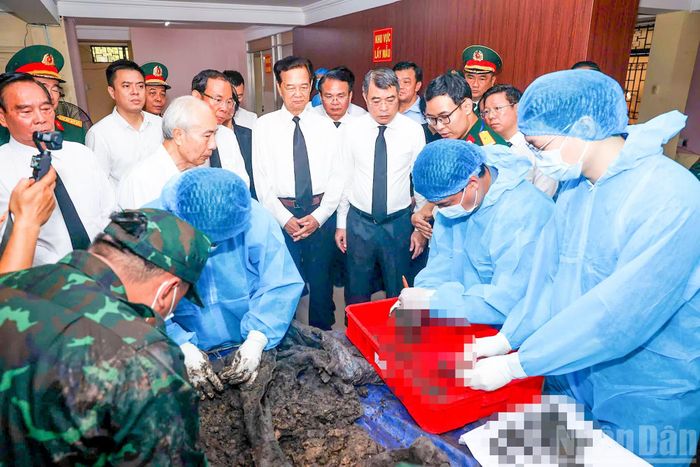 Các lực lượng thực hiện lấy mẫu, xét nghiệm hài cốt liệt sĩ tại Công viên Lê Thị Riêng.