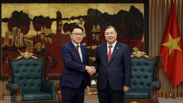 Ủy viên Bộ Chính trị, Phó Thủ tướng Thường trực Chính phủ Phạm Gia Túc tiếp đồng chí Linkham Douangsavanh, Ủy viên Trung ương Đảng, Bộ trưởng Nông nghiệp và Môi trường Lào. (Ảnh: VGP)