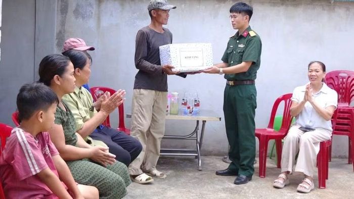 Đại diện Ban Chỉ huy Quân sự xã Ninh Châu thăm, tặng quà gia đình có nhà khởi công.