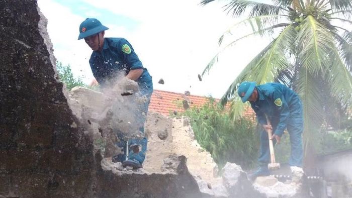 Lực lượng dân quân xã Ninh Châu tham gia hỗ trợ phá dỡ nhà cũ đến xây nhà mới cho gia đình nạn nhân chất độc hóa học.