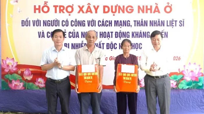 Bí thư Tỉnh ủy Quảng Trị Nguyễn Văn Phương và Chủ tịch Ủy ban nhân dân tỉnh Lê Hồng Vĩnh tặng quà cho các hộ gia đình trong lễ khởi công.