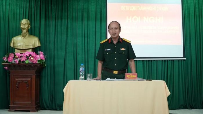 Đại tá Nguyễn Đình Chuẩn, Phó Chính ủy Bộ Tư lệnh Thành phố Hồ Chí Minh phát biểu.