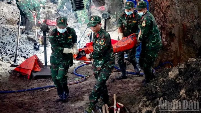 Lực lượng tìm kiếm, cất bốc hài cốt liệt sĩ làm nhiệm vụ tại Công viên Lê Thị Riêng.