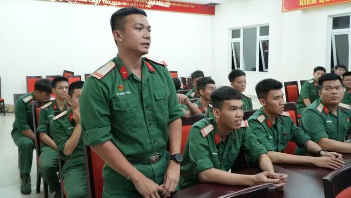 Chiến sĩ Vũ Đức Tâm bày tỏ cảm nghĩ tại buổi đối thoại.