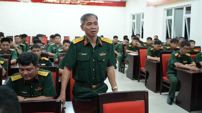 Thượng tá Trần Hùng Cường, Chính trị viên Đội K73 phát biểu ý kiến.