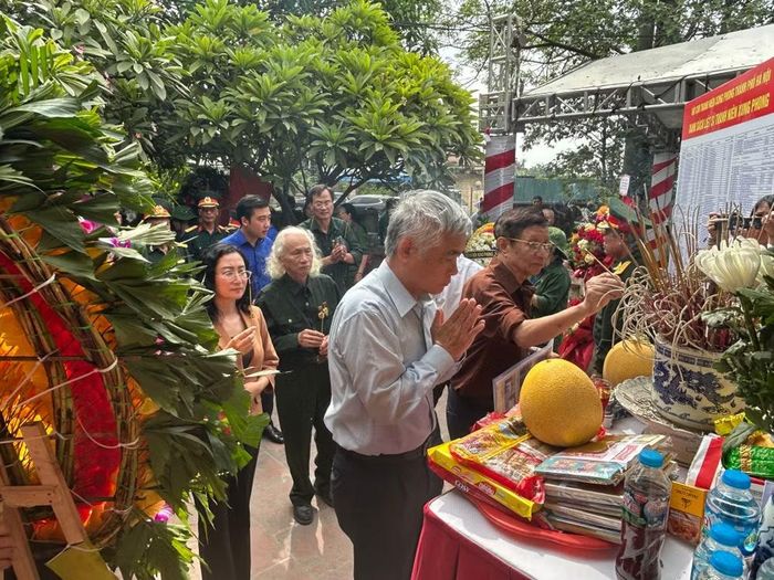 Dâng hương tưởng niệm các Anh hùng liệt sĩ thanh niên xung phong tại Nhà bia Di tích Cách mạng Bến phà Cầu phao Khuyến Lương.