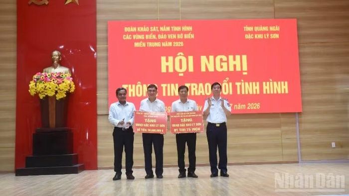 Bí thư tỉnh ủy Quảng Ngãi Hồ Văn Niên và Trung tướng Bùi Quốc Oai tặng quà Ủy ban nhân dân đặc khu Lý Sơn.