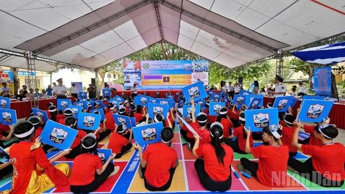 Cảnh sát biển Việt Nam tổ chức Cuộc thi "Em yêu biển, đảo quê hương" tại đặc khu Lý Sơn.