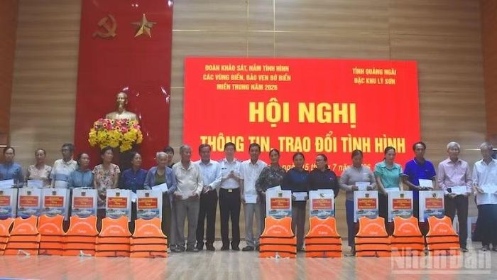 Bí thư tỉnh ủy Quảng Ngãi Hồ Văn Niên và Trung tướng Bùi Quốc Oai tặng quà các hộ gia đình chính sách đặc khu Lý Sơn.