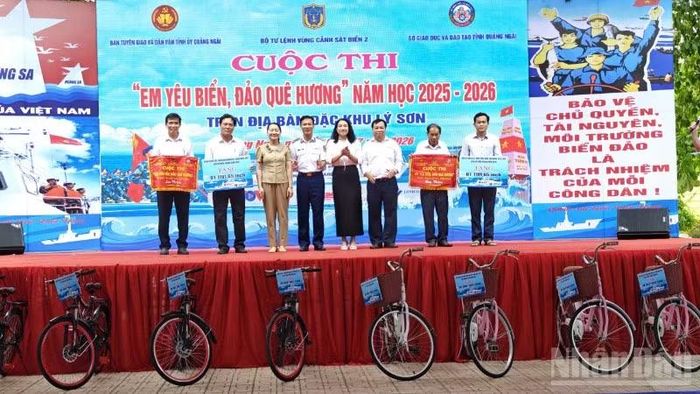 Ban tổ chức trao tặng quà, xe đạp cho học sinh đặc khu Lý Sơn.