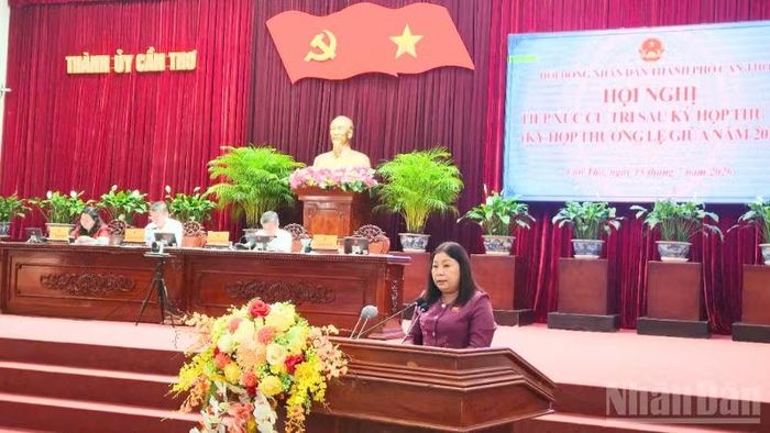 Bà Mã Thị Tươi, Ủy viên Ban Thường vụ Thành ủy, Phó Chủ tịch Thường trực Hội đồng nhân dân thành phố Cần Thơ phát biểu tại hội nghị.