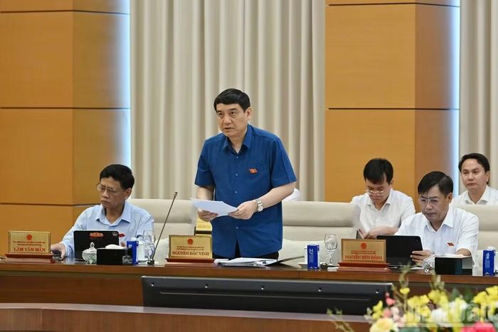 Chủ nhiệm Ủy ban Văn hóa và Xã hội Nguyễn Đắc Vinh trình bày báo cáo thẩm tra sơ bộ. (Ảnh: THỦY NGUYÊN)