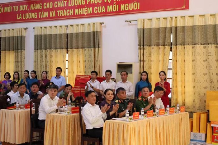 Thường trực Ban Bí thư và các đại biểu thăm Trung tâm điều dưỡng thương binh Nghệ An.
