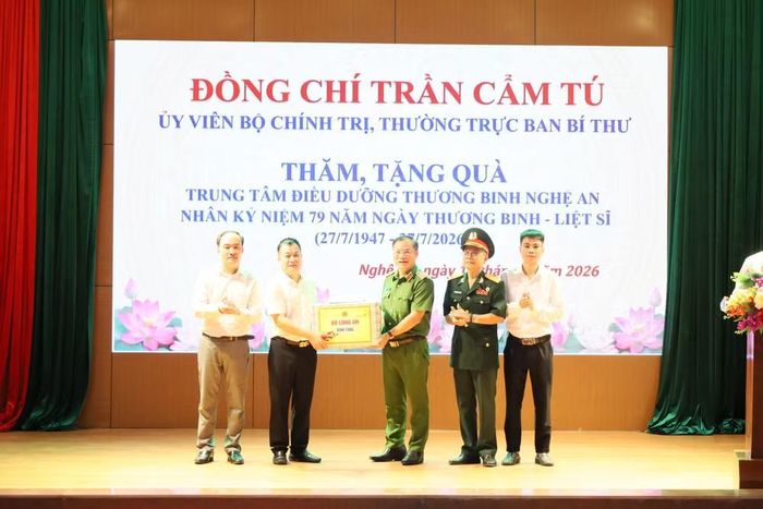 Thứ trưởng Công an Nguyễn Văn Long tặng quà Trung tâm điều dưỡng thương binh Nghệ An.