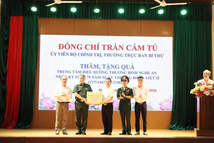 Thứ trưởng Quốc phòng Nguyễn Văn Hiền tặng quà Trung tâm điều dưỡng thương binh Nghệ An,