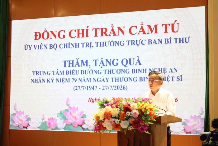 Thường trực Ban Bí thư Trần Cẩm Tú khẳng định, Đảng, Nhà nước và nhân dân ta luôn khắc ghi và biết ơn công lao to lớn của các Anh hùng liệt sĩ, các Mẹ Việt Nam Anh hùng, các thương binh, bệnh binh và người có công.