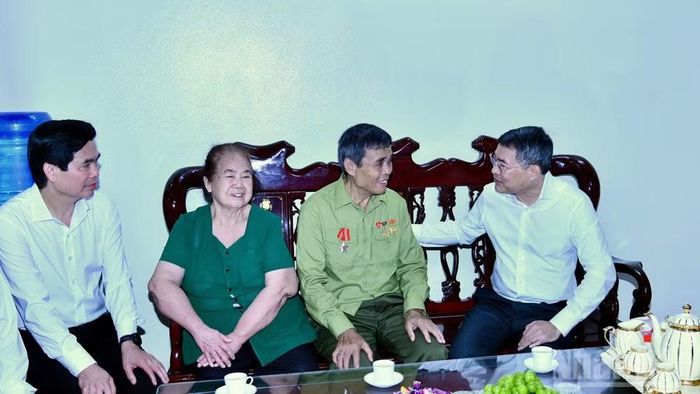  Thủ tướng Chính phủ Lê Minh Hưng ân cần thăm hỏi ông Vy Văn Nước, sinh năm 1948, là thương binh đang sống tại khối 8, phường Đông Kinh, tỉnh Lạng Sơn. (Ảnh: Thanh Giang) 