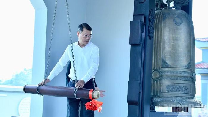  Thủ tướng Chính phủ Lê Minh Hưng thỉnh chuông trước khi vào dâng hương, dâng hoa tại Nghĩa trang Liệt sĩ Lạng Sơn. (Ảnh: Thanh Giang) 