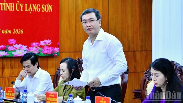  Lãnh đạo Tỉnh ủy Lạng Sơn báo cáo Thủ tướng Chính phủ tại cuộc làm việc. (Ành: Thanh Giang) 