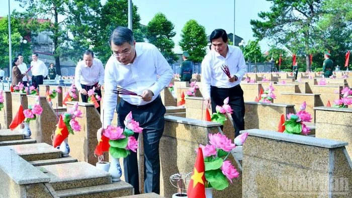  Thủ tướng Chính phủ Lê Minh Hưng dâng hương tại phần mộ các Anh hùng Liệt sĩ ở Nghĩa trang Liệt sĩ Lạng Sơn. (Ảnh: Thanh Giang) 