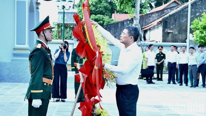  Thủ tướng Chính phủ Lê Minh Hưng chỉnh hoa trước khi vào dâng hương, dâng hoa tại Nghĩa trang Liệt sĩ Lạng Sơn. (Ảnh: Thanh Giang) 