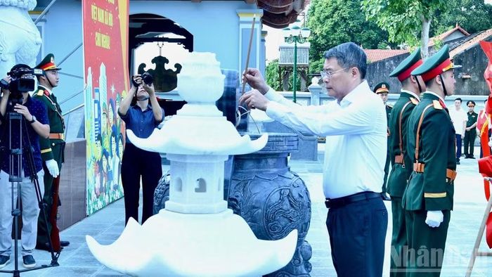  Thủ tướng Chính phủ Lê Minh Hưng dâng hương tưởng niệm các Anh hùng Liệt sĩ tại Nghĩa trang Liệt sĩ Lạng Sơn. (Ảnh: Thanh Giang) 