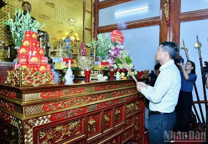  Thủ tướng Chính phủ Lê Minh Hưng dâng hương tưởng niệm Chủ tịch Hồ Chí Minh tại Nghĩa trang Liệt sĩ Lạng Sơn. (Ảnh: Thanh Giang) 