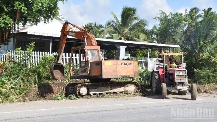 Người dân dùng kobe lấy đất trong dự án để chuyển đi nơi khác.