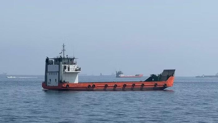 Tàu thuyền neo ngoài khơi thị trấn Khasab, Oman, chờ qua eo biển Hormuz. (Ảnh: THX/TTXVN phát)