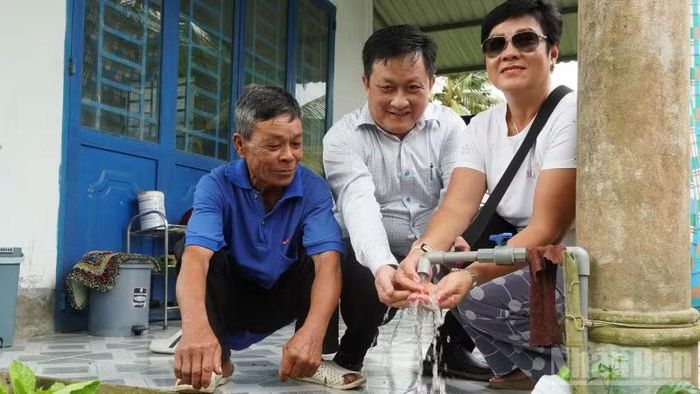Người dân vui mừng khi được sử dụng nguồn nước sạch.