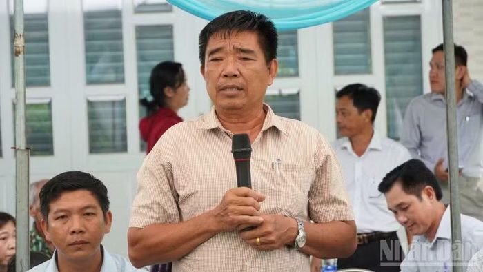 Đại diện lãnh đạo Ấp 6, xã Vị Thủy phát biểu cảm ơn đơn vị tài trợ.