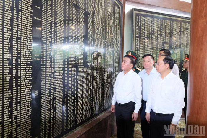Nhà bia tưởng niệm Liệt sĩ thanh niên xung phong toàn quốc - nơi ghi danh hơn 4.000 liệt sĩ thanh niên xung phong trong cả nước.