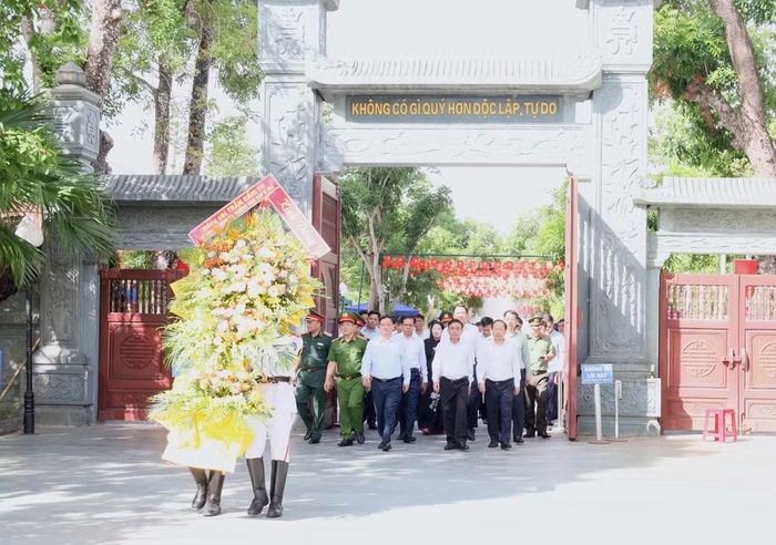 Thường trực Ban Bí thư Trần Cẩm Tú và Đoàn đại biểu dâng hoa, dâng hương tưởng niệm Chủ tịch Hồ Chí Minh tại Khu di tích quốc gia đặc biệt Kim Liên.