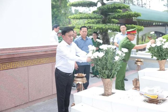 Thường trực Ban Bí thư và các đại biểu dâng hương, dâng hoa viếng mộ 10 nữ anh hùng liệt sĩ thanh niên xung phong hy sinh tại Ngã ba Đồng Lộc.