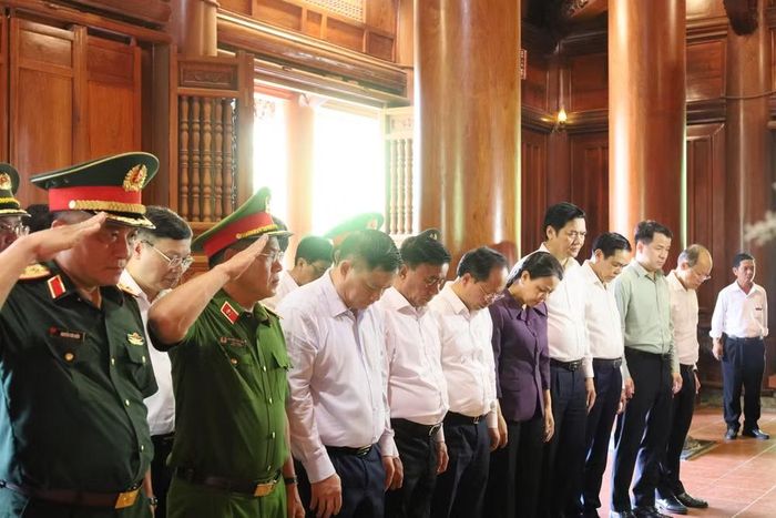 Thường trực Ban Bí thư Trần Cẩm Tú và Đoàn đại biểu thành kính tưởng niệm Chủ tịch Hồ Chí Minh.