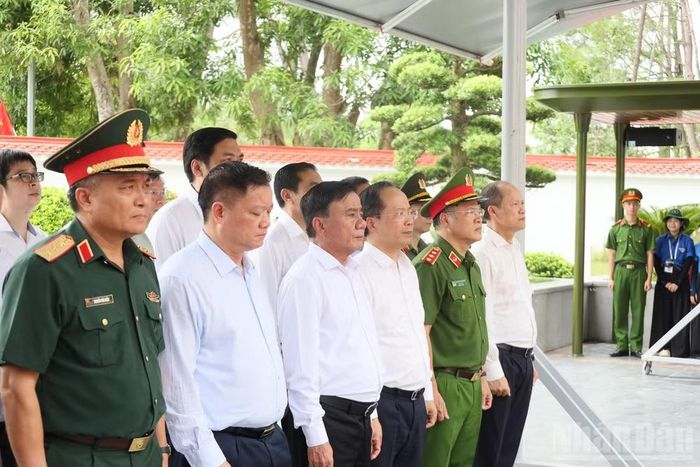 Thường trực Ban Bí thư và các đại biểu tưởng nhớ các Anh hùng liệt sĩ tại Di tích quốc gia đặc biệt Ngã ba Đồng Lộc.