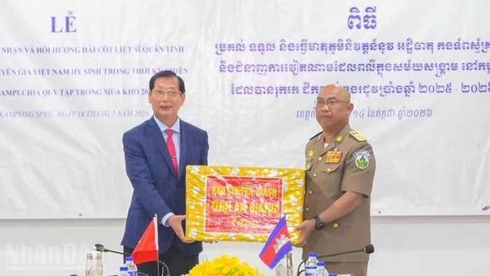 Ban Chuyên trách tỉnh An Giang trao tặng quà cho Ban Chuyên trách tỉnh Kampong Speu.