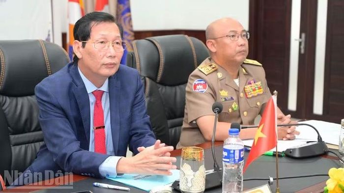 Đồng chí Lê Văn Phước (bên trái), Phó Chủ tịch Ủy ban nhân dân tỉnh An Giang, Trưởng Ban Chuyên trách tỉnh phát biểu tại buổi ký kết.