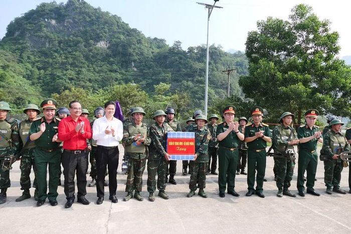 Đại tướng Nguyễn Trọng Nghĩa tặng quà cho đơn vị thực hiện nhiệm vụ rà phá bom mìn tại xã Thanh Thủy.