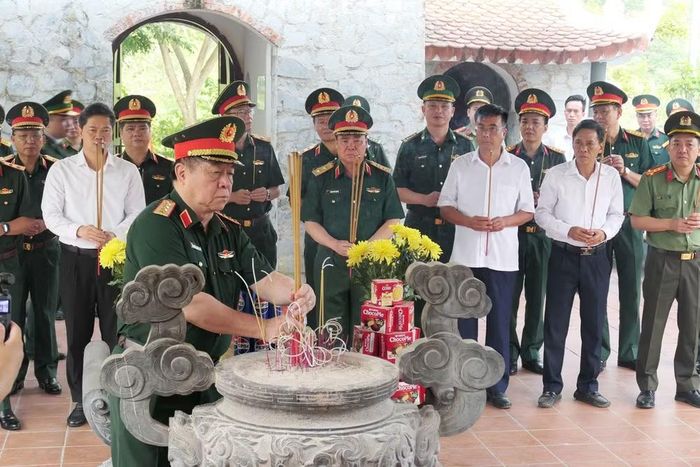 Đại tướng Nguyễn Trọng Nghĩa cùng đoàn công tác dâng hương tưởng nhớ các Anh hùng liệt sĩ tại Đền thờ các Anh hùng Liệt sĩ mặt trận Vị Xuyên, xã Thanh Thủy.